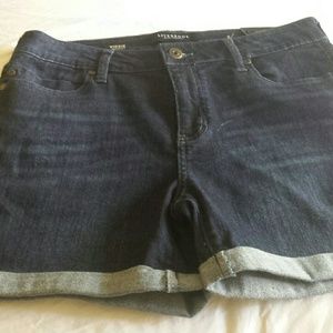 NWT LIVER POOL JEAN SHORTS SIZE 6/28 (VICKIE )